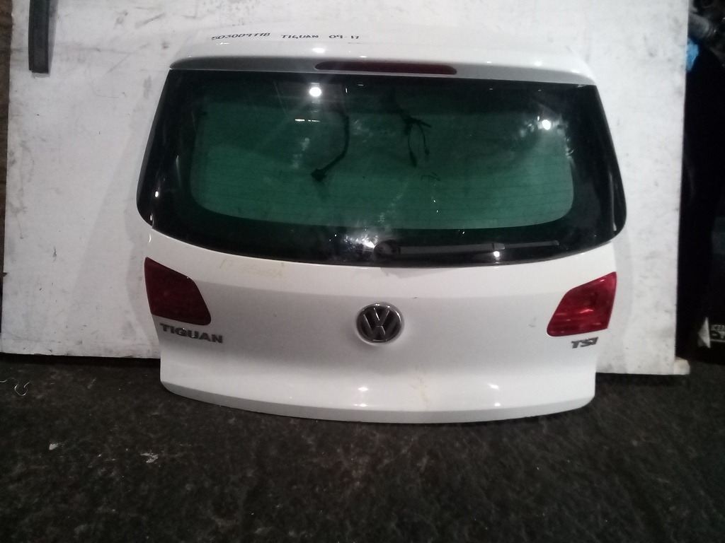 COMPUERTA TIGUAN 09-17