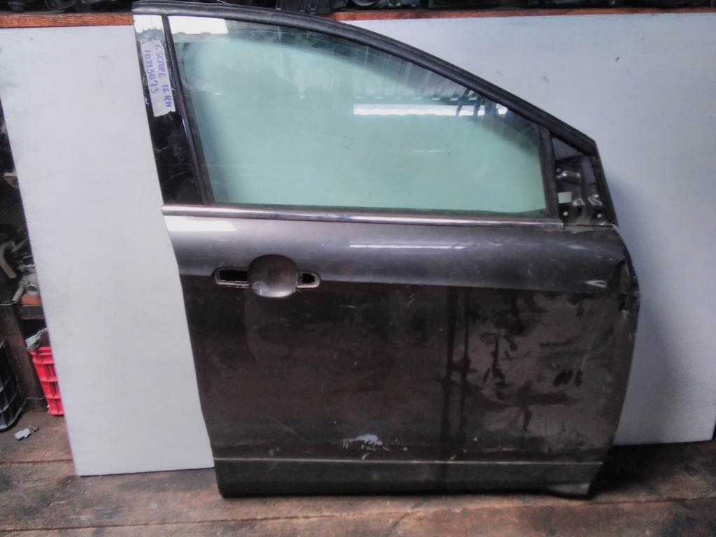 PUERTA RH ESCAPE 16