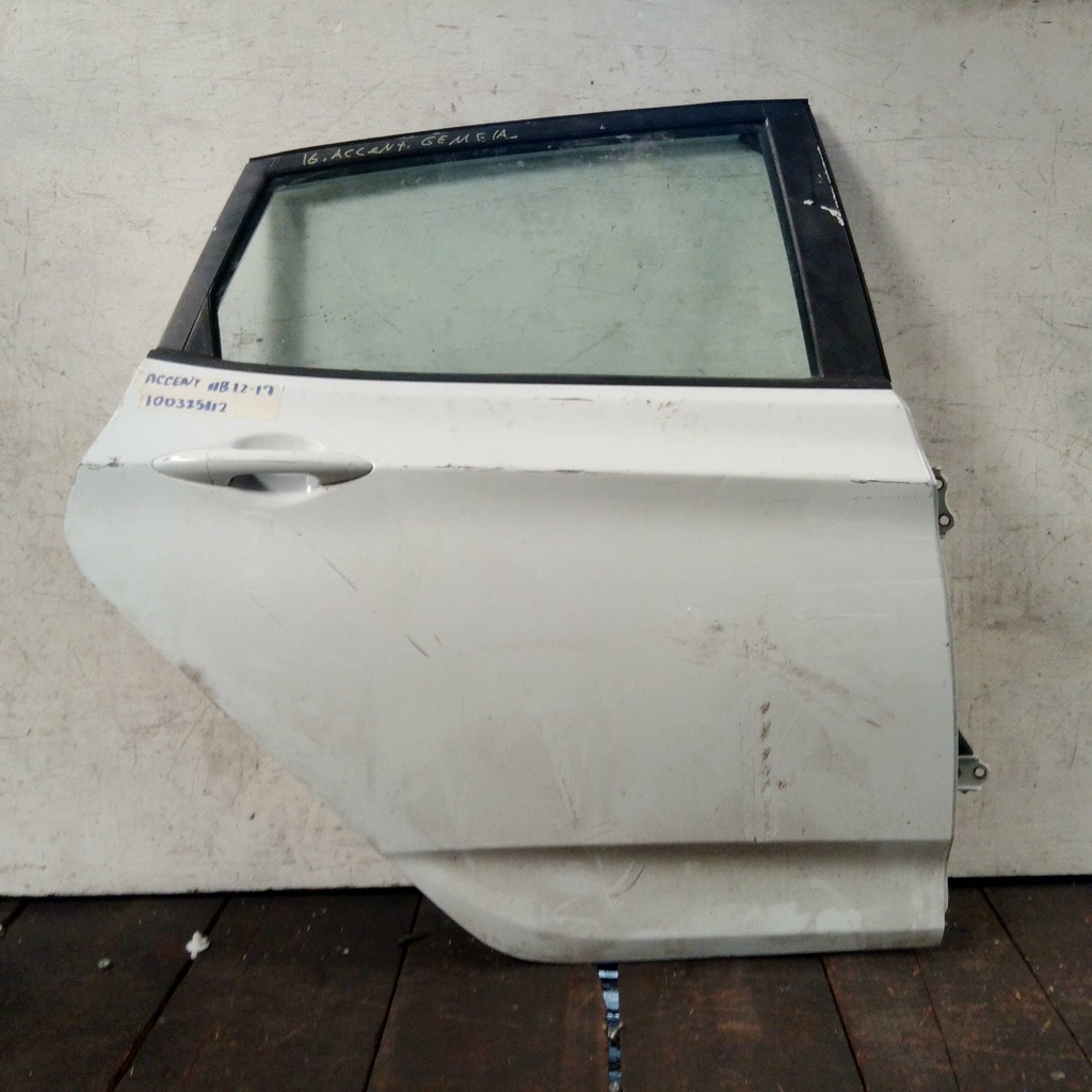 PUERTA TRH ACCENT HATCHBACK 12-17