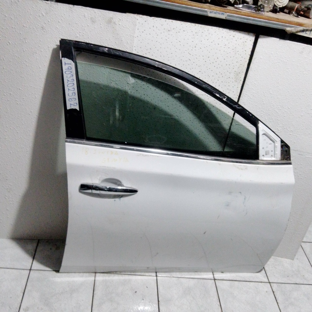 PUERTA RH SENTRA 18