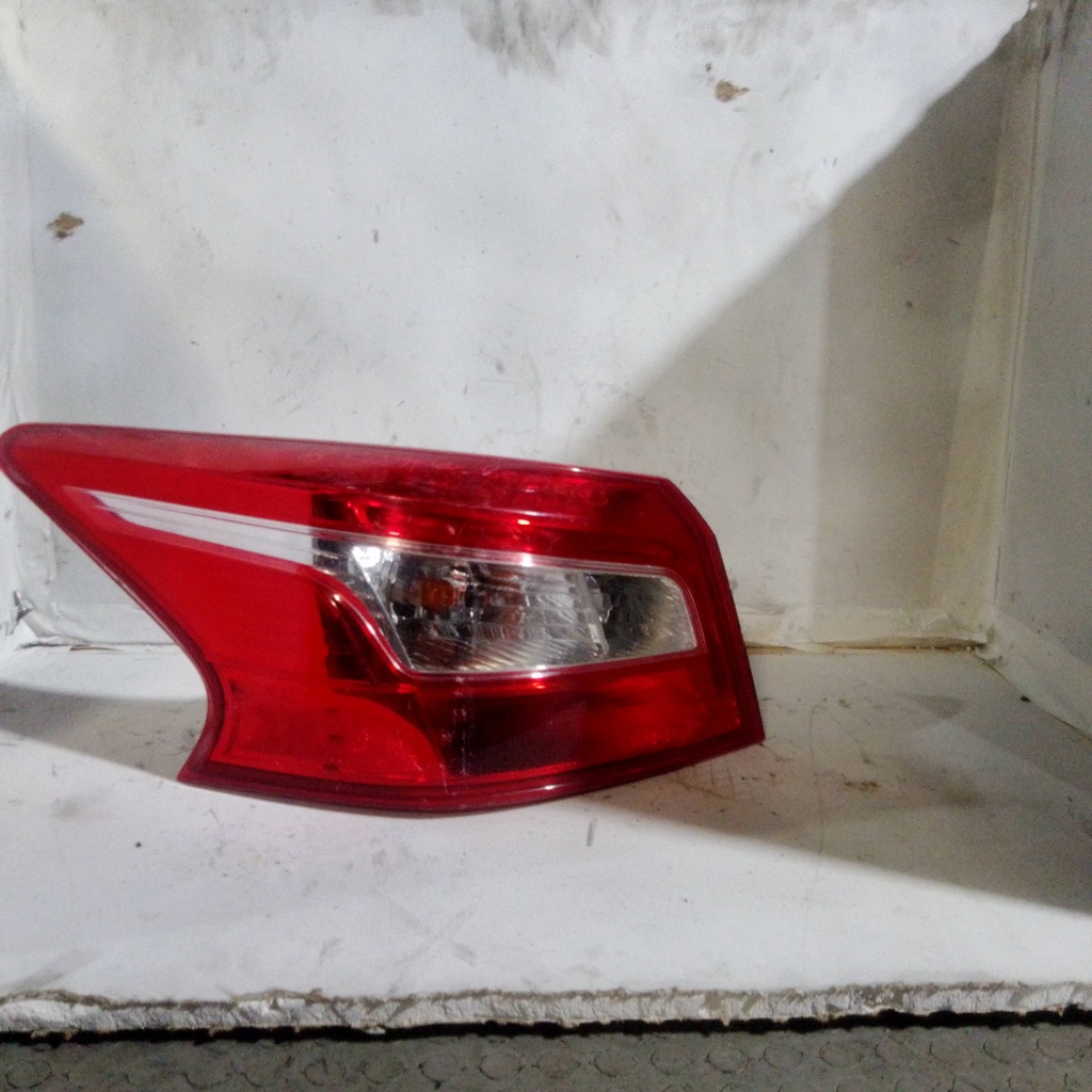 STOP LH SENTRA 18