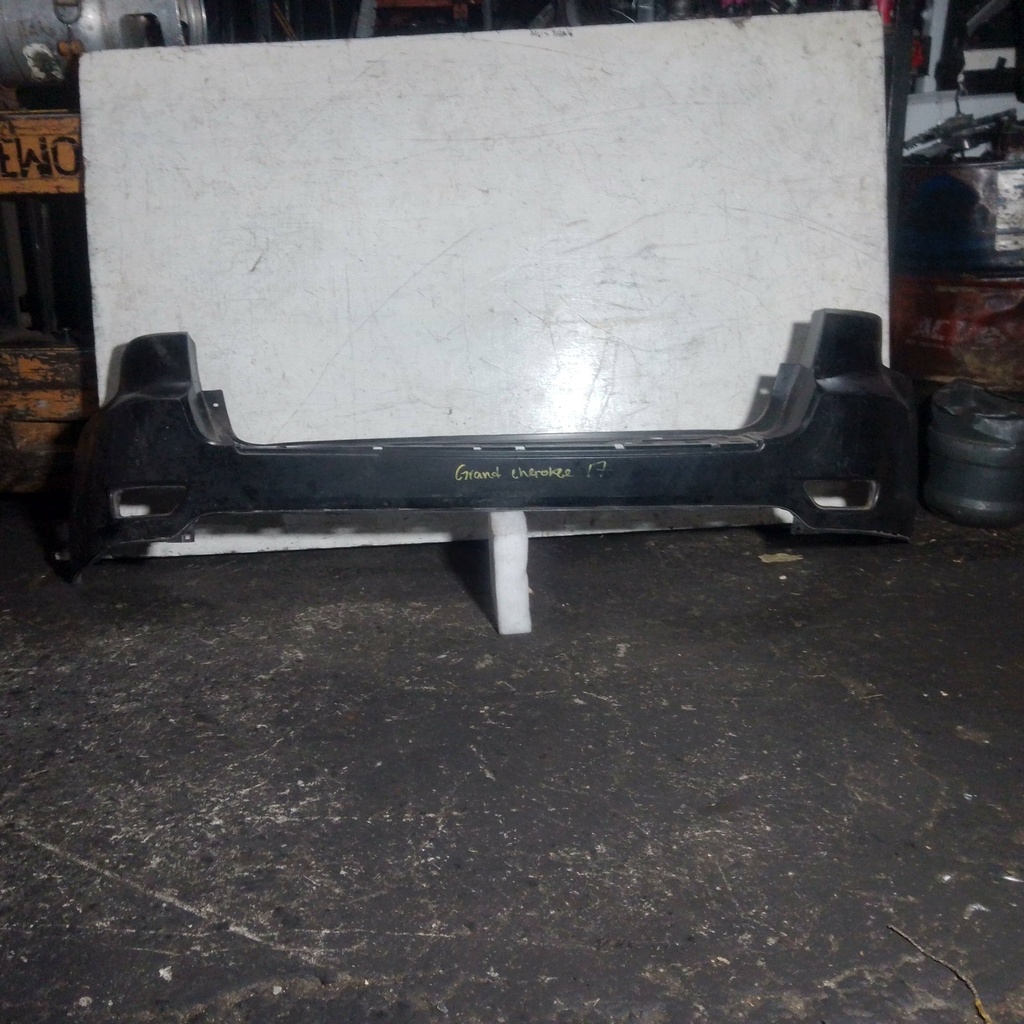 BUMPER TRASERO GRAN CHEROKEE 17