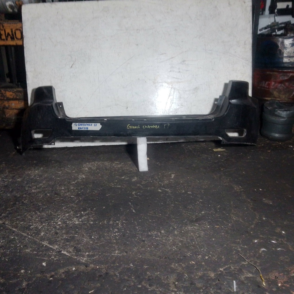 BUMPER TRASERO GRAN CHEROKEE 17