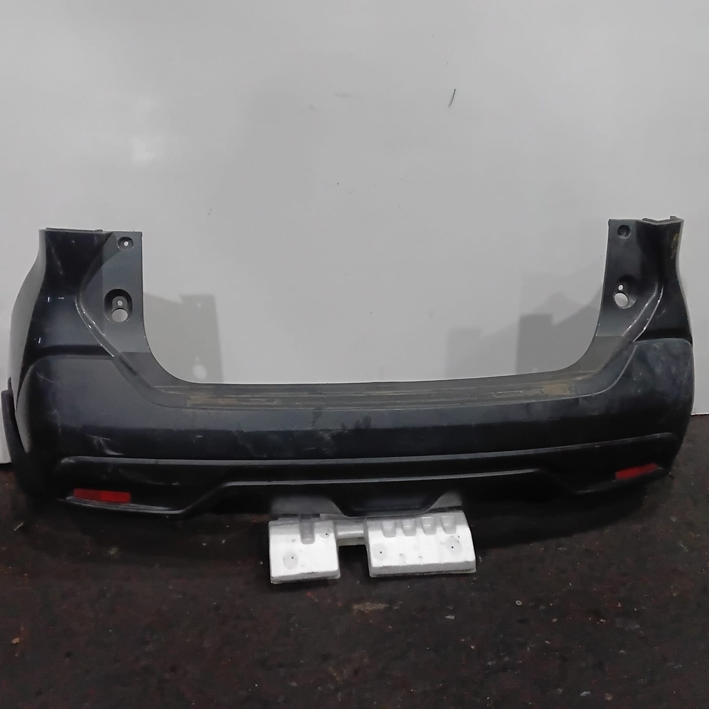 BUMPER TRASERO USADO KICKS 19