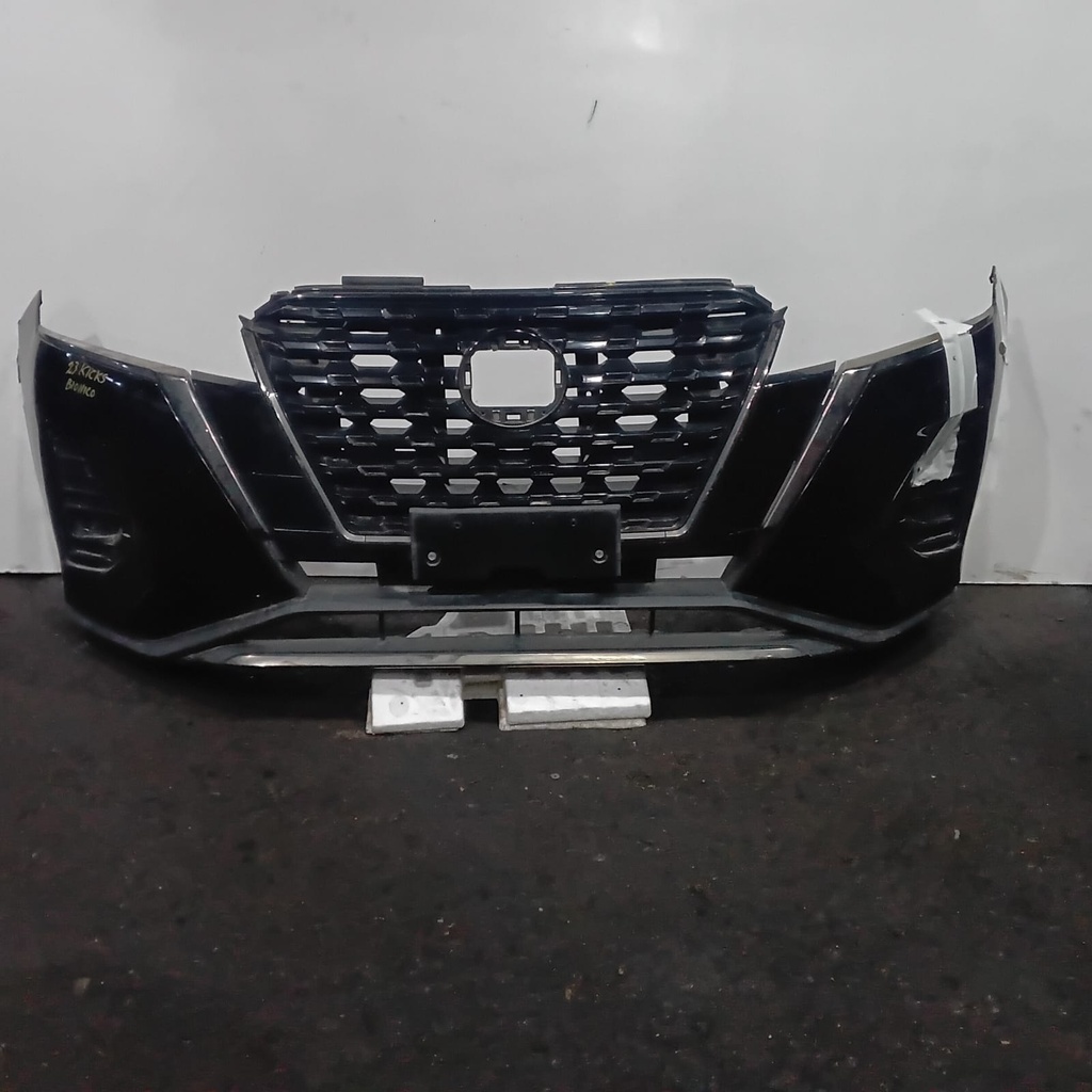 BUMPER DELANTERO USADO KICKS 23