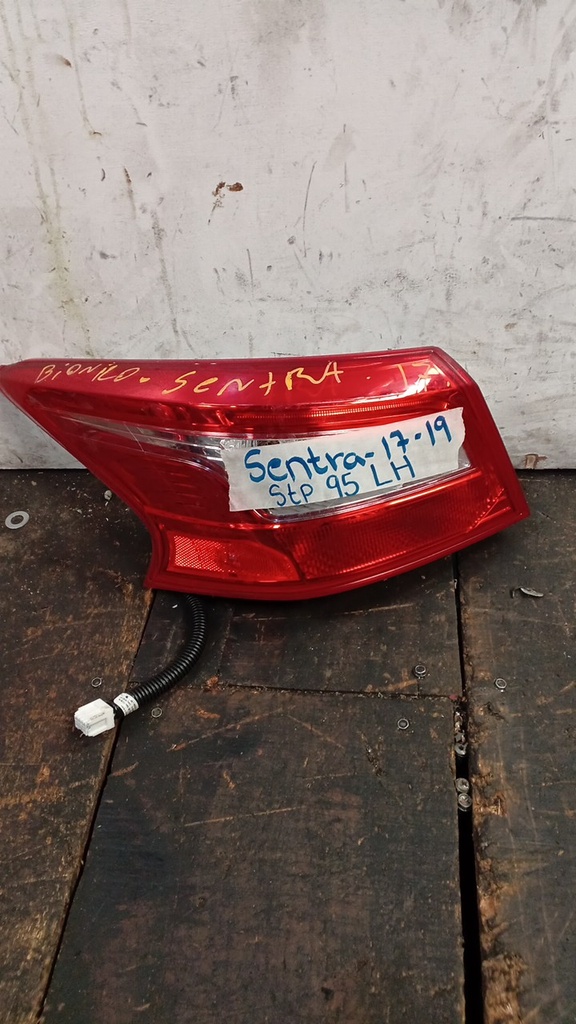 STOP LH SENTRA 17-19