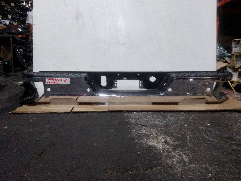 BUMPER TRASERO SILVERADO 18